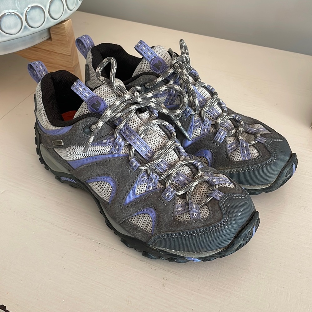 Merrell Womens castle rock/periwinkle trail shoe. Size 6.